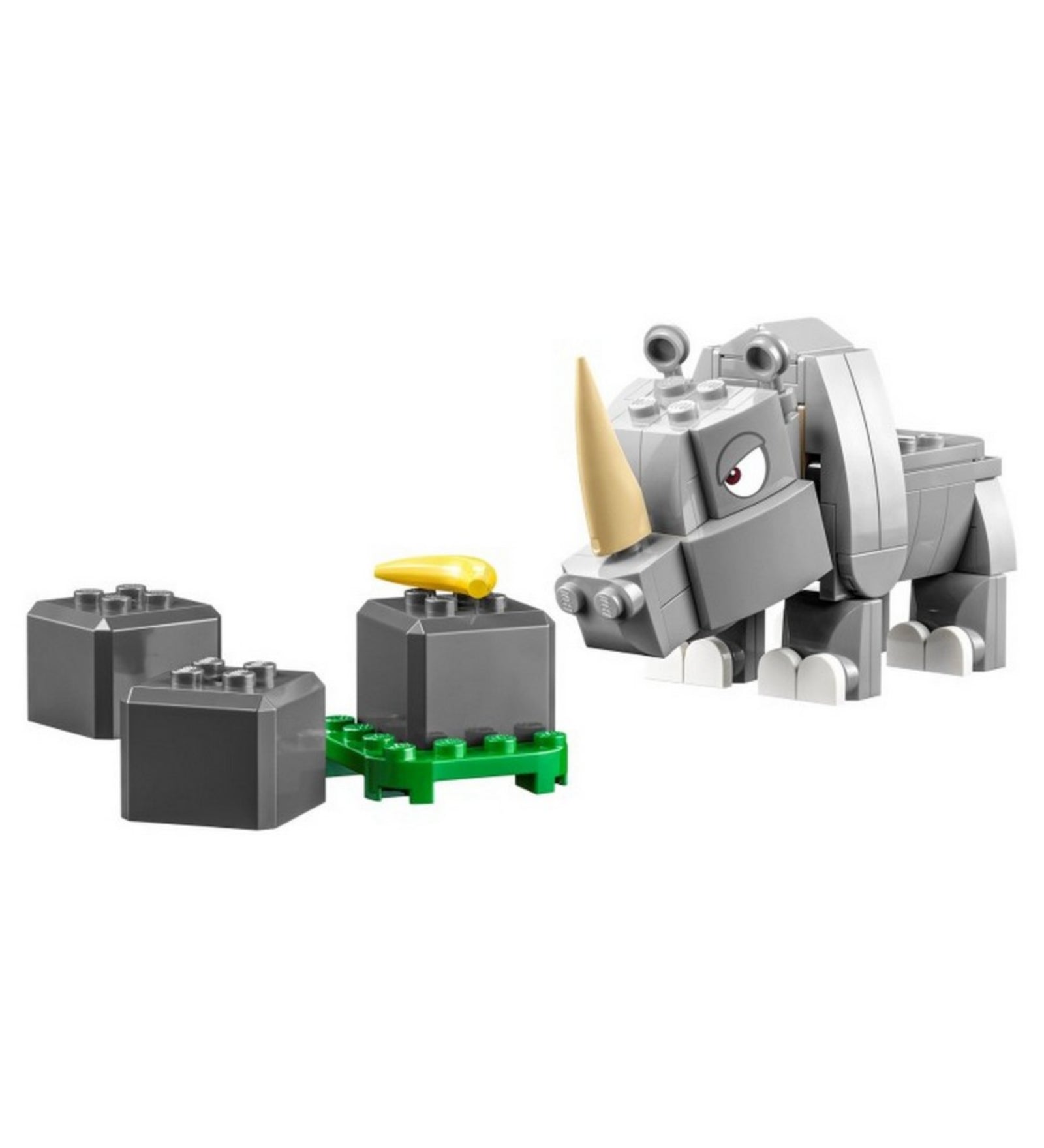 A LEGO Super Mario Rambi az orrszarvú kiegészítő szett (71420) összerakott elemei, középpontban a szürke orrszarvúval, mellette három szürke blokk és egy sárga banán egy zöld alaplapon.
