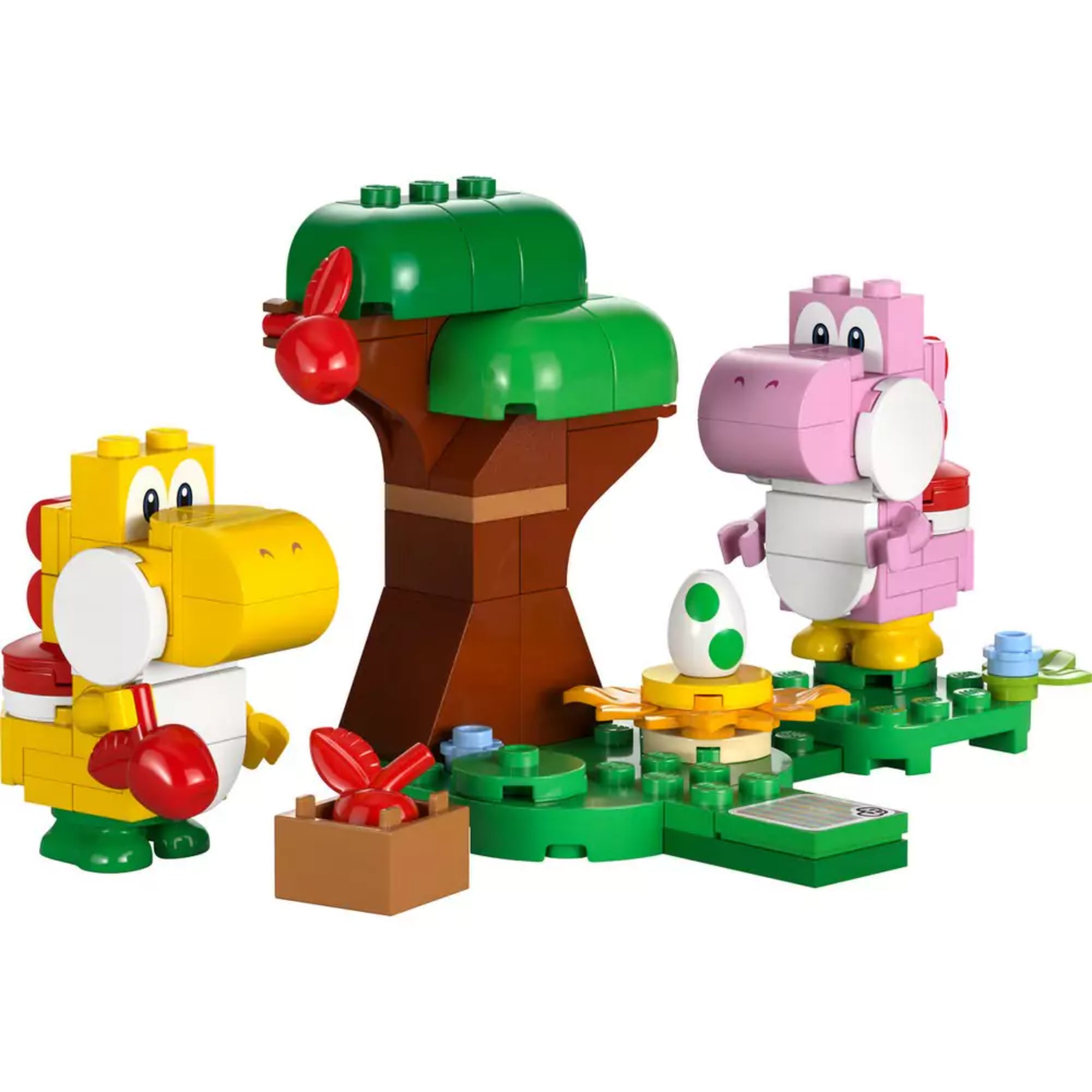 Összerakott LEGO Super Mario Yoshi tojglisztikus erdeje kiegészítő szett (71428), amelyen a sárga és rózsaszín Yoshi figurák egy zöld lombos fa, egy tojás és piros gyümölcsök között állnak.
