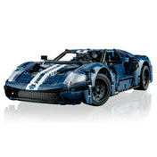 LEGO Technic 2022 Ford GT (42154) sötétkék sportautó modell elölnézeti fotón, fehér versenycsíkokkal és részletes kidolgozású lámpákkal, leszorító szárnnyal és jellegzetes hűtőrácsos orrkialakítással.