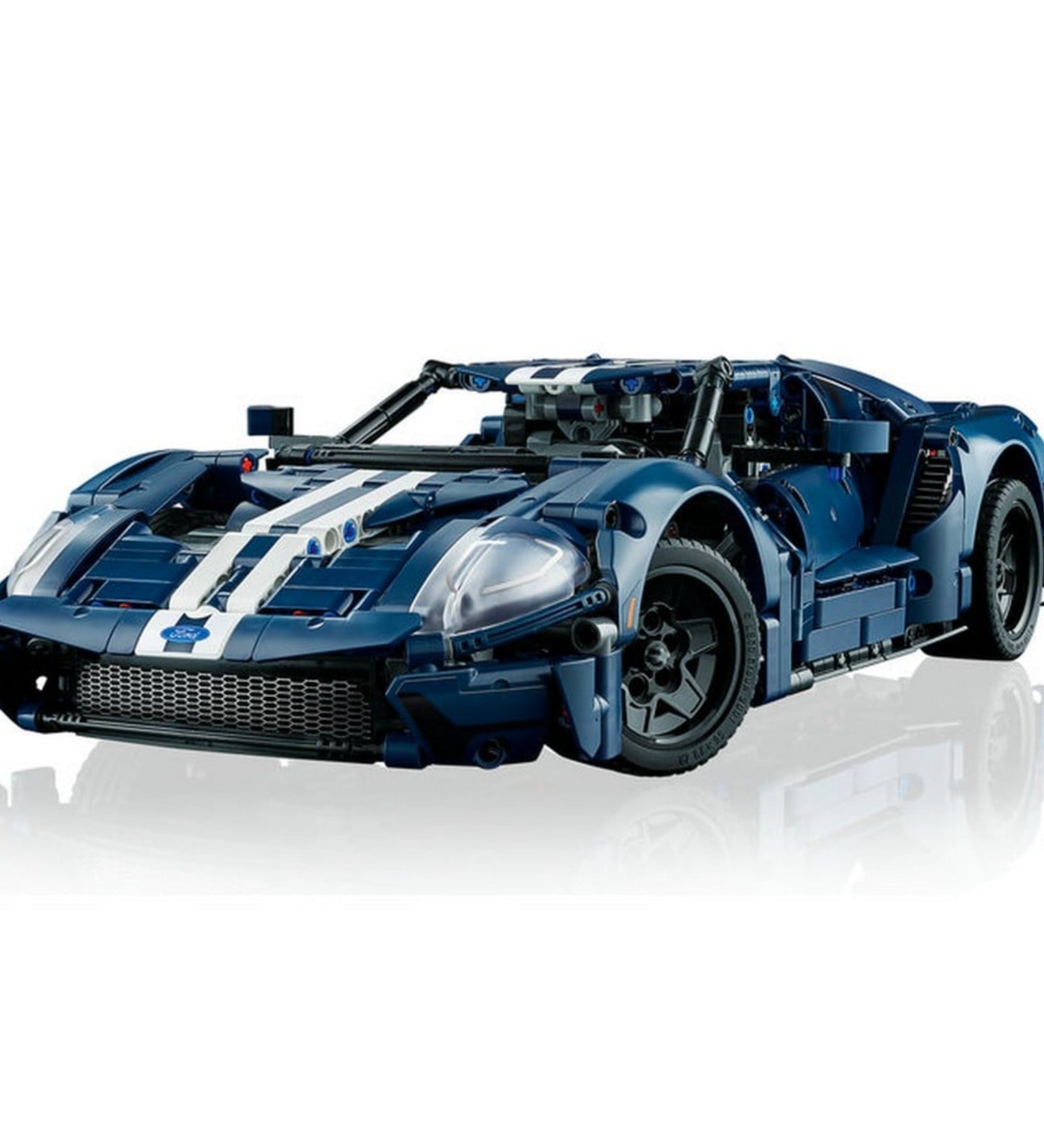 LEGO Technic 2022 Ford GT (42154) sötétkék sportautó modell elölnézeti fotón, fehér versenycsíkokkal és részletes kidolgozású lámpákkal, leszorító szárnnyal és jellegzetes hűtőrácsos orrkialakítással.