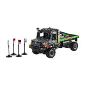 Sötétszürke és zöld LEGO Technic Mercedes-Benz Zetros verseny teherautó összeszerelve, négy kis zászlóval kiegészítve, terepversenyekhez kialakítva.