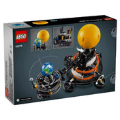 LEGO Technic A Föld és a körülötte keringő Hold (42179) dobozának hátoldala, amely bemutatja a forgó és mozgó részeket, valamint a működési mechanizmust és az interaktív funkciókat.