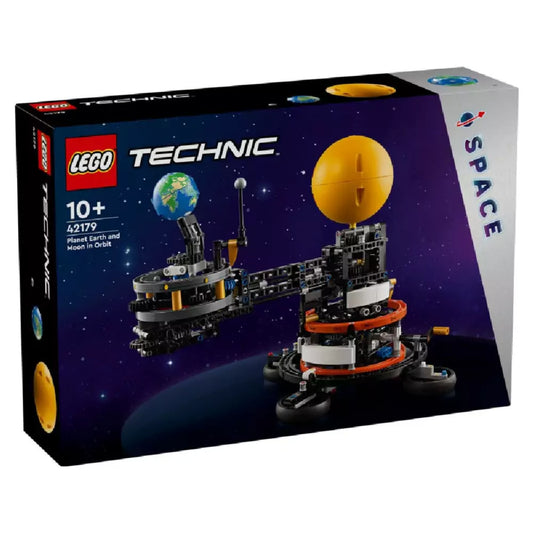 LEGO Technic A Föld és a körülötte keringő Hold (42179) doboza elölnézetből, sötét univerzum háttérrel és a készlet fő motívumával, a Nap–Föld–Hold modelljével.