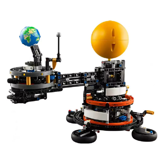 LEGO Technic A Föld és a körülötte keringő Hold (42179) készlet összerakott modellje, amely a Nap, a Föld és a Hold mozgását szimulálja fogaskerekekkel és karokkal, látványos sárga napgolyóval és részletes földgömbbel.