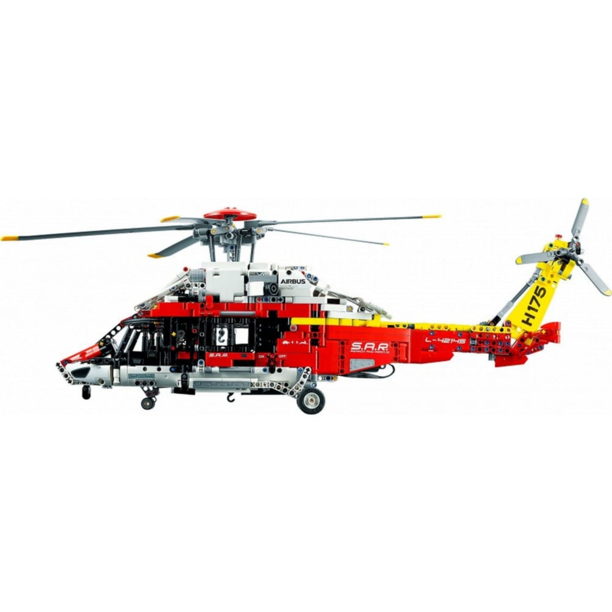 Oldalnézetből fotózott, teljesen összeépített LEGO Technic Airbus H175 mentőhelikopter, részletes piros-fehér-sárga dizájnnal és jól látható rotorlapátokkal.