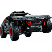 LEGO Technic Audi RS Q e-tron 42160 terepjáró modell hátulnézetből, fekete karosszériával és piros keréktárcsákkal, jól látható e-tron felirattal és részletes kidolgozással.