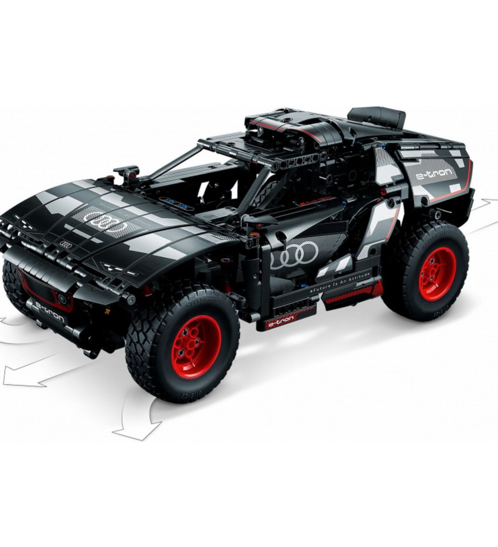LEGO Technic Audi RS Q e-tron 42160 versenyautó ferde elölnézetből, irányjelző nyilakkal és részletes karosszériával, Audi logóval és piros keréktárcsákkal.