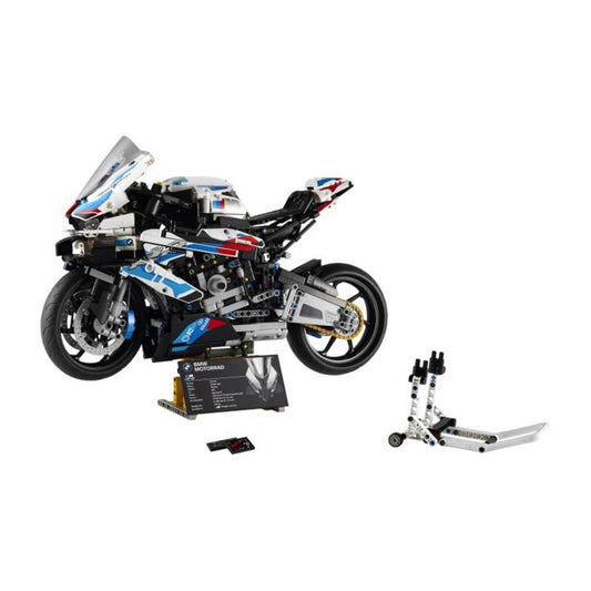 A LEGO Technic BMW M 1000 RR 42130 készlet tartalma: motorkerékpár modell, adatlapos kiállítótábla és különálló állvány.