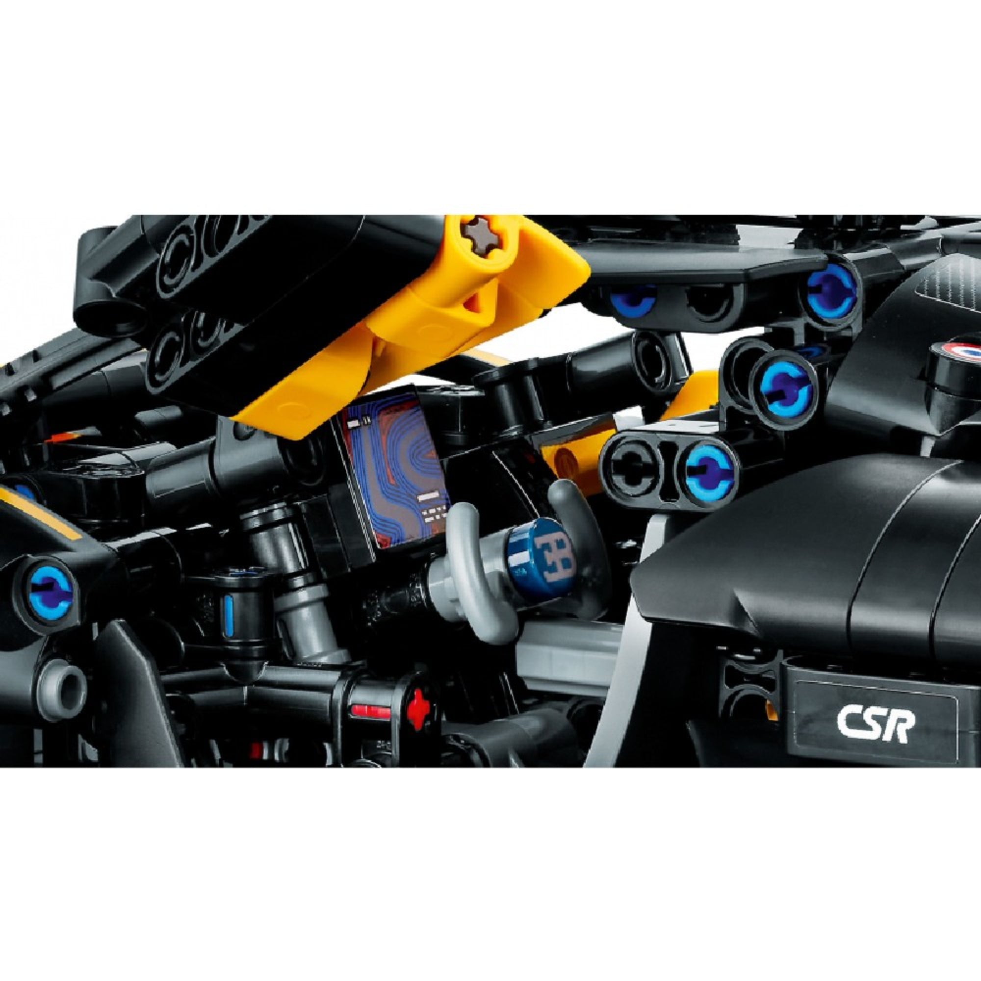 Közelkép a LEGO Technic Bugatti Bolide 42151 belső részéről, amelyen a műszerfal, kormánykerék és finoman kidolgozott alkatrészek láthatók.
