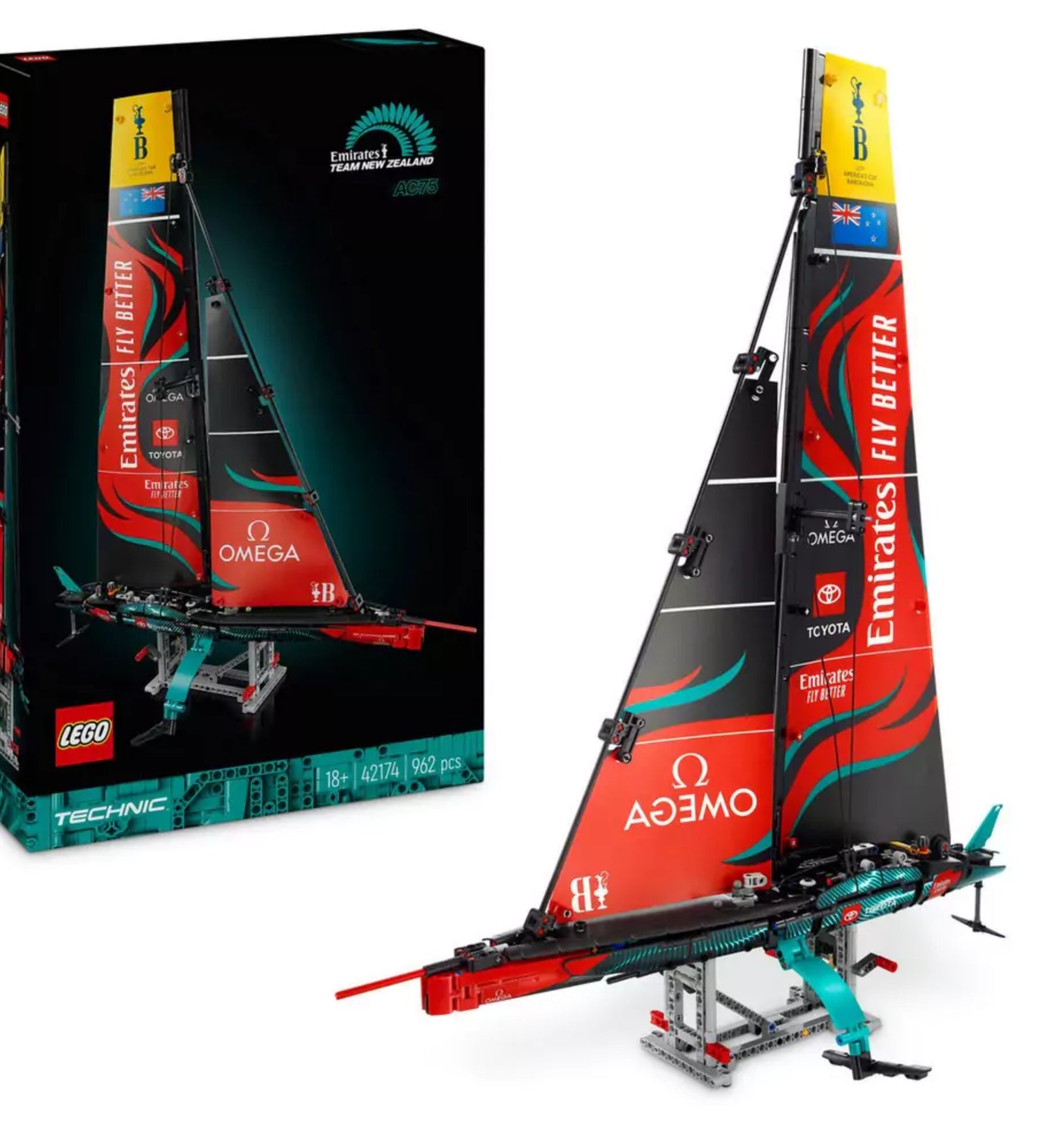 A LEGO Technic Emirates Team New Zealand AC75 (42174) doboza és a mellette álló kész jachtmodell, élénk színekben és valósághű részletekkel.
