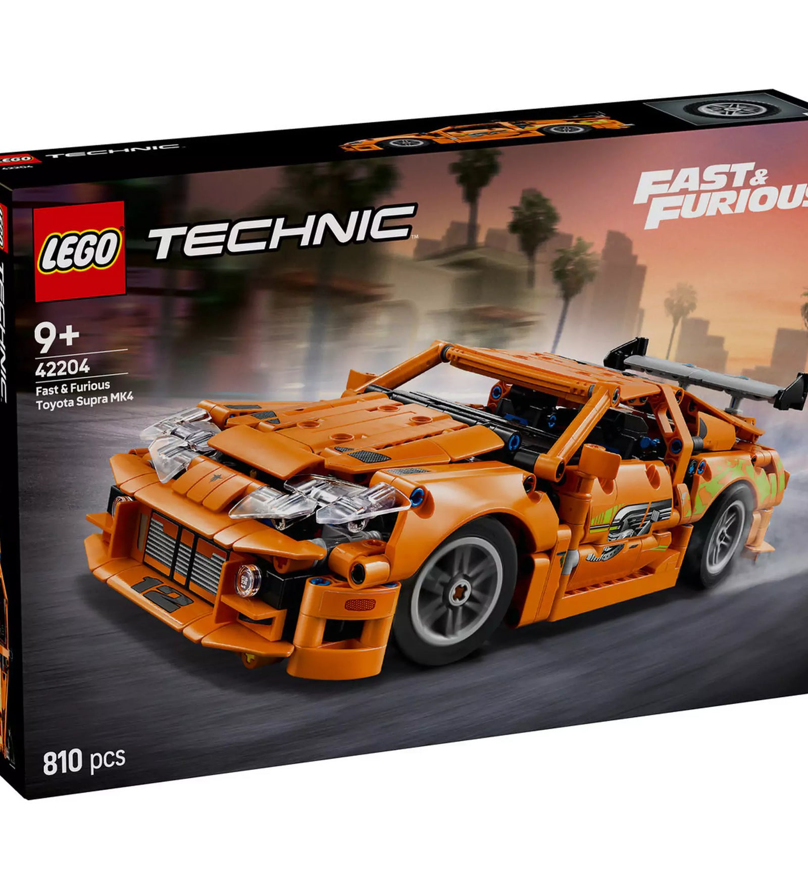  LEGO Technic Fast and Furious Toyota Supra MK4 (42204) doboza szemből, látványos városi háttérrel és száguldó autóval.
