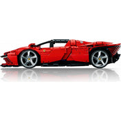 Oldalnézetből fotózott, teljesen összeszerelt LEGO Technic Ferrari Daytona SP3 sportautó modell, fényes vörös elemekkel és ezüst színű felnikkel.