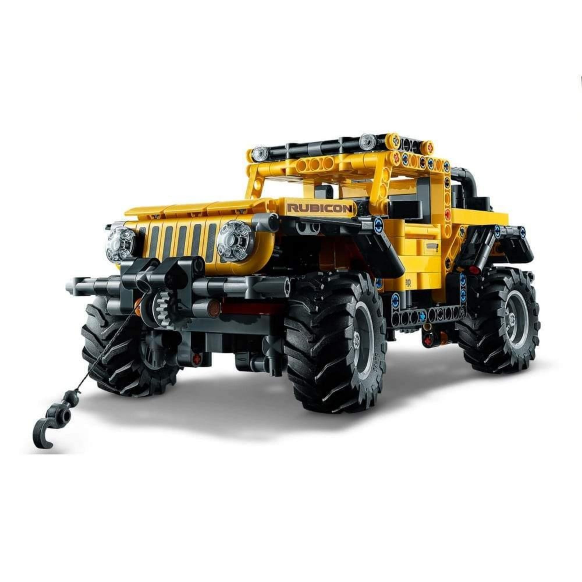 A LEGO Technic Jeep Wrangler 42122 terepjáró teljesen összerakott modellje, nyitható motorháztetővel és működő csörlővel.