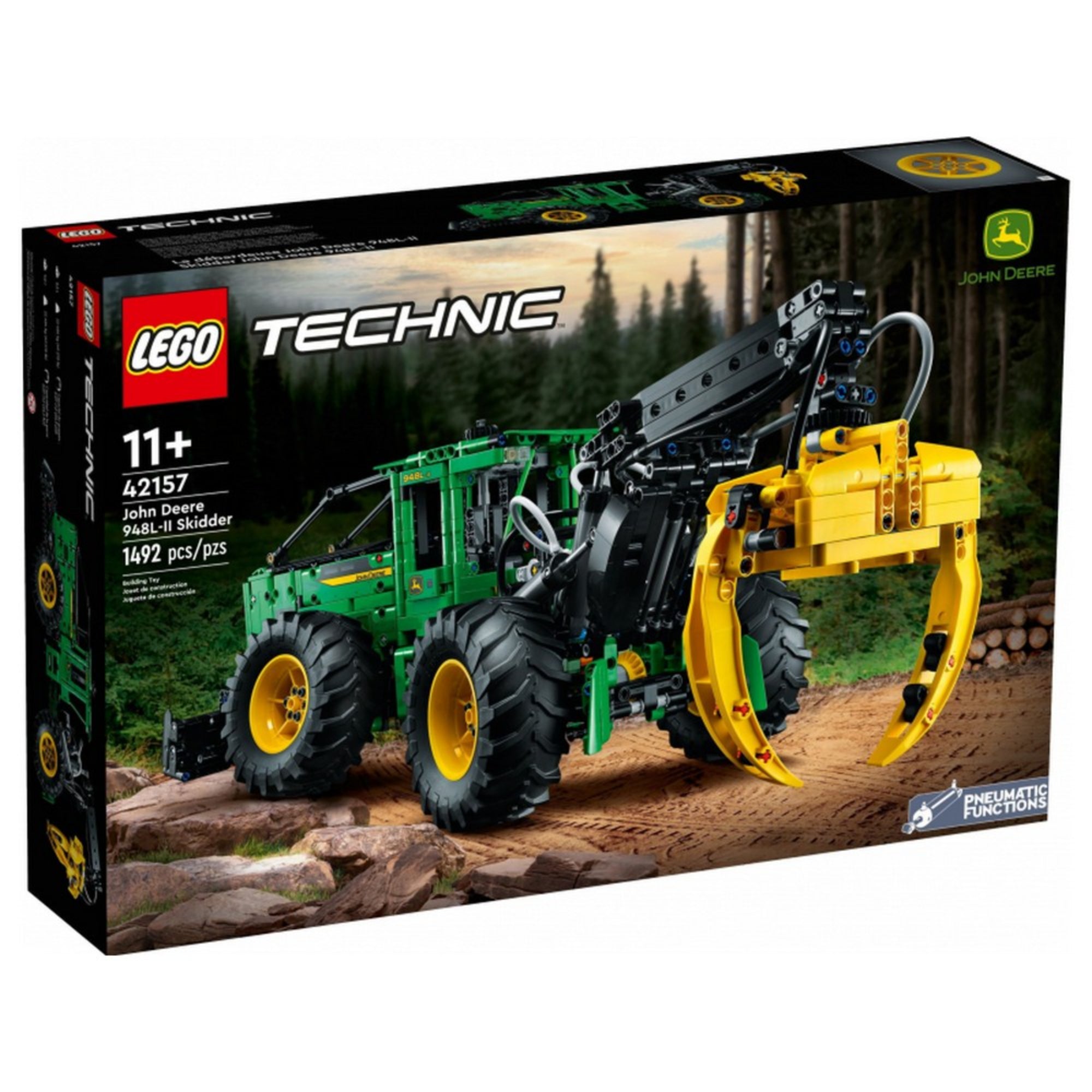 A LEGO Technic John Deere 948L-II Skidder 1492 darabos készlet doboza, erdei háttérrel és a modell teljes látványával, Technic logóval.