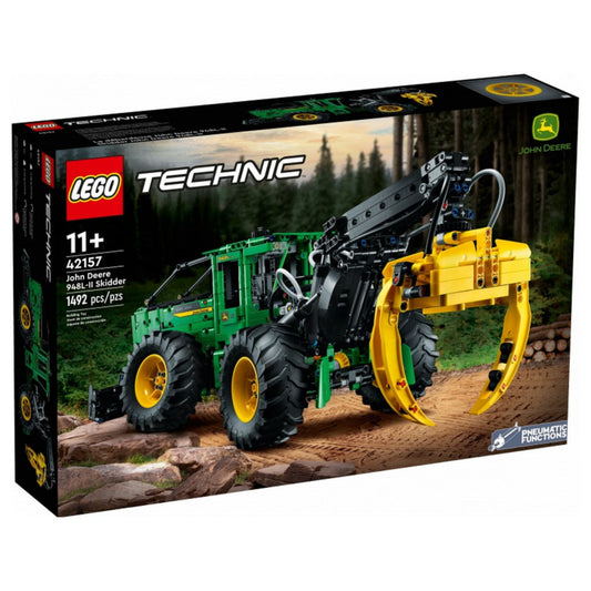 A LEGO Technic John Deere 948L-II Skidder 1492 darabos készlet doboza, erdei háttérrel és a modell teljes látványával, Technic logóval.