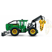 Oldalnézeti kép, amely a LEGO Technic John Deere 948L-II Skidder markolójának mozgathatóságát demonstrálja elmosódott mozdulat-effektekkel.