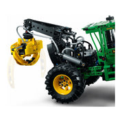 Közeli részlet a LEGO Technic John Deere 948L-II Skidder markolójáról, a hajlékony csövekkel és hidraulikus alkatrészekkel.