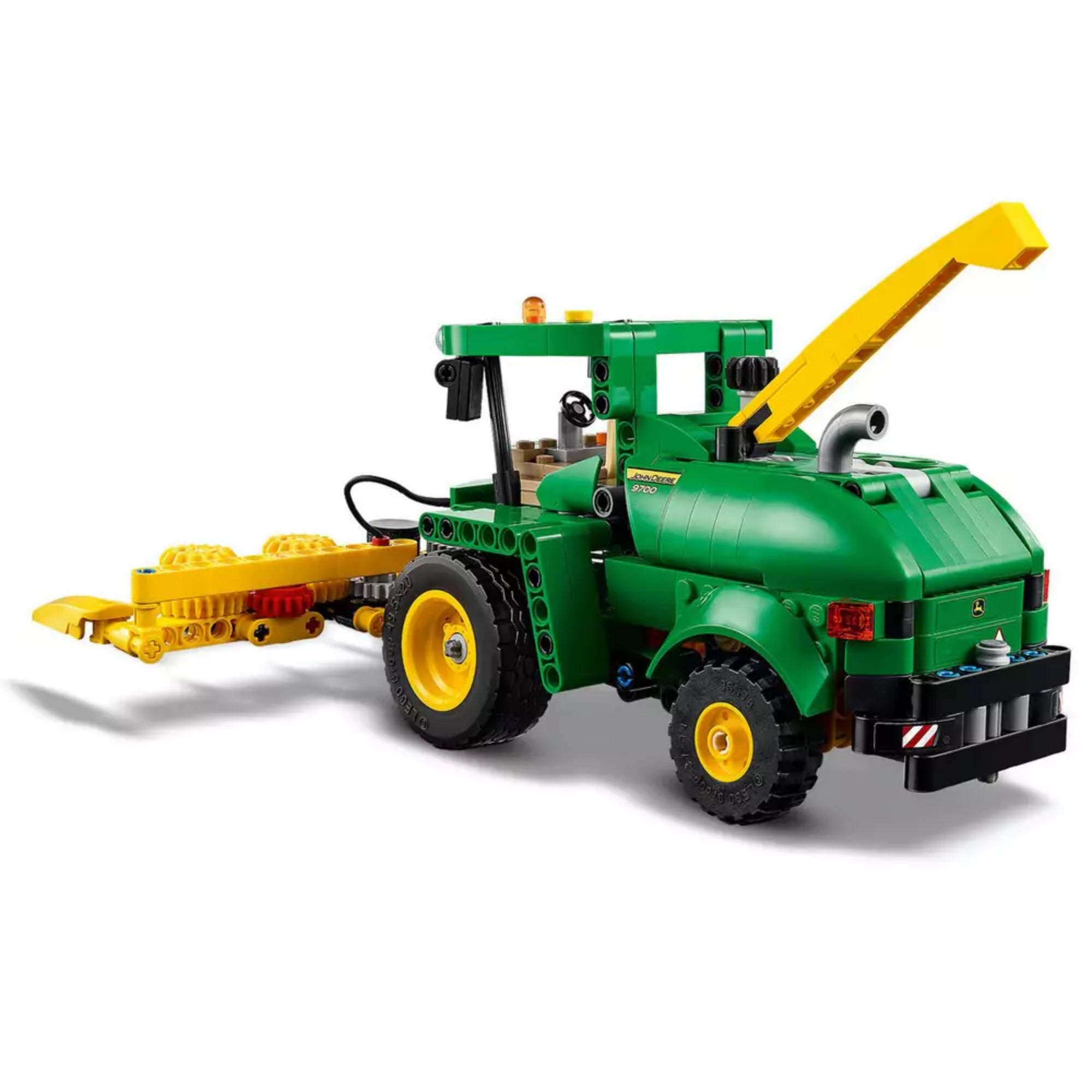 LEGO Technic John Deere 9700 modell hátulnézeti képe, látható a sárga szecskázó cső, kipufogó és a részletes hátsó traktorrész.