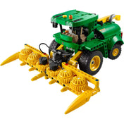 Összeállított LEGO Technic John Deere 9700 silózó zöld és sárga színekben, elöl forgó aratófejjel, részletes vezetőfülkével és realisztikus gumikkal.