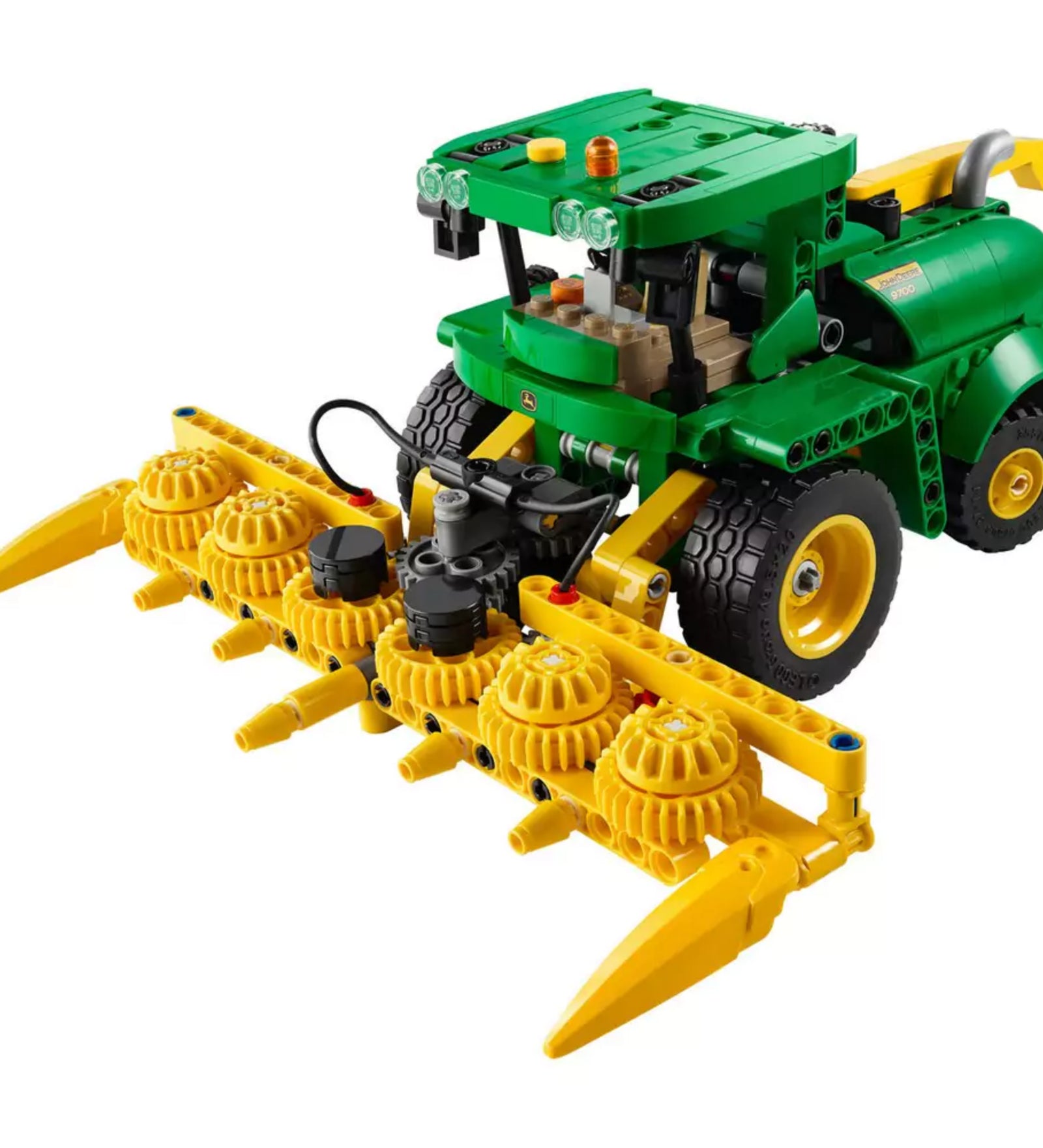 Összeállított LEGO Technic John Deere 9700 silózó zöld és sárga színekben, elöl forgó aratófejjel, részletes vezetőfülkével és realisztikus gumikkal.