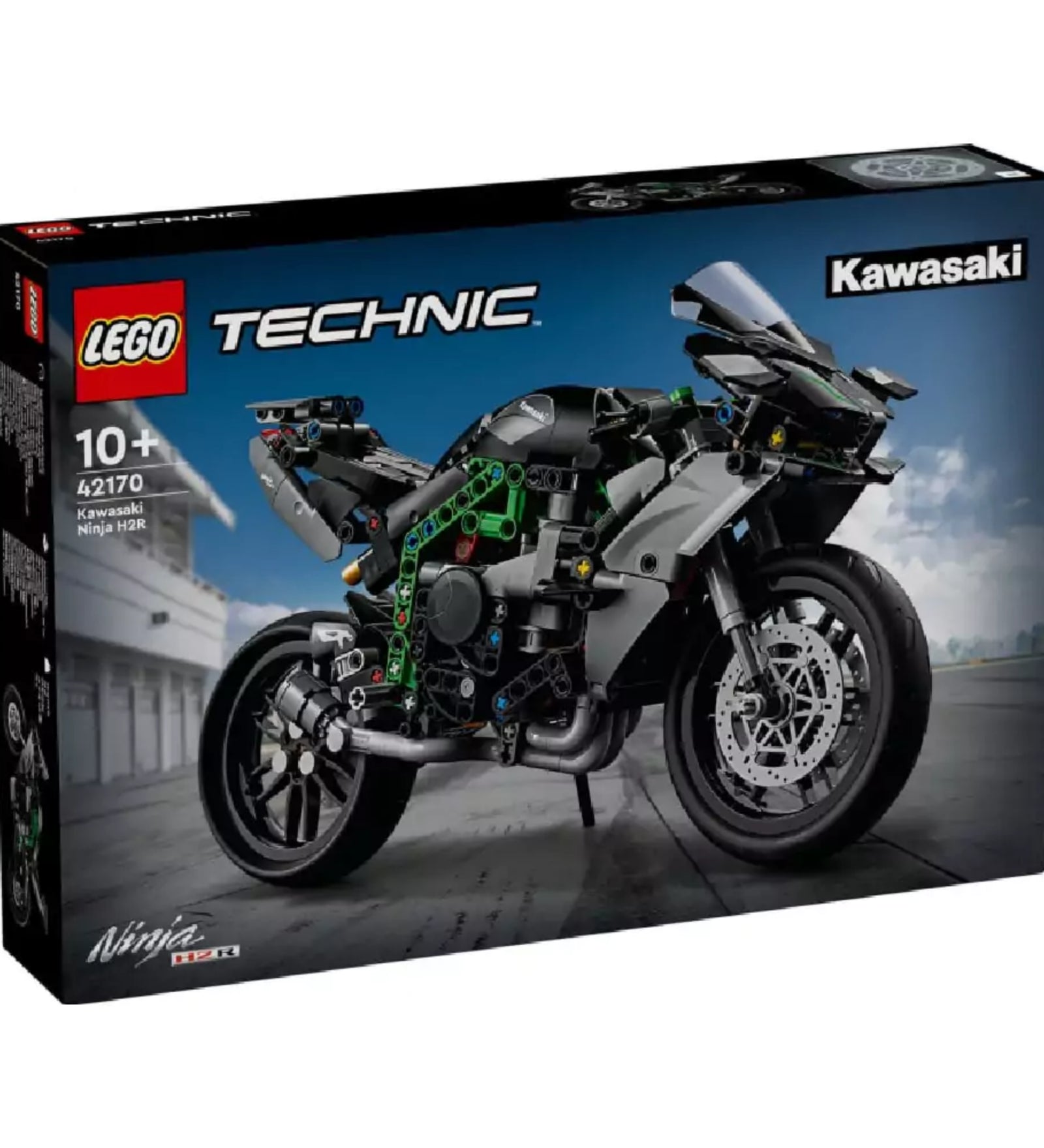 A LEGO Technic Kawasaki Ninja H2R motorkerékpár szett doboza szemből, az összeszerelt járművel és a Kawasaki hivatalos logójával a háttérben versenypályát idéző háttérrel.
