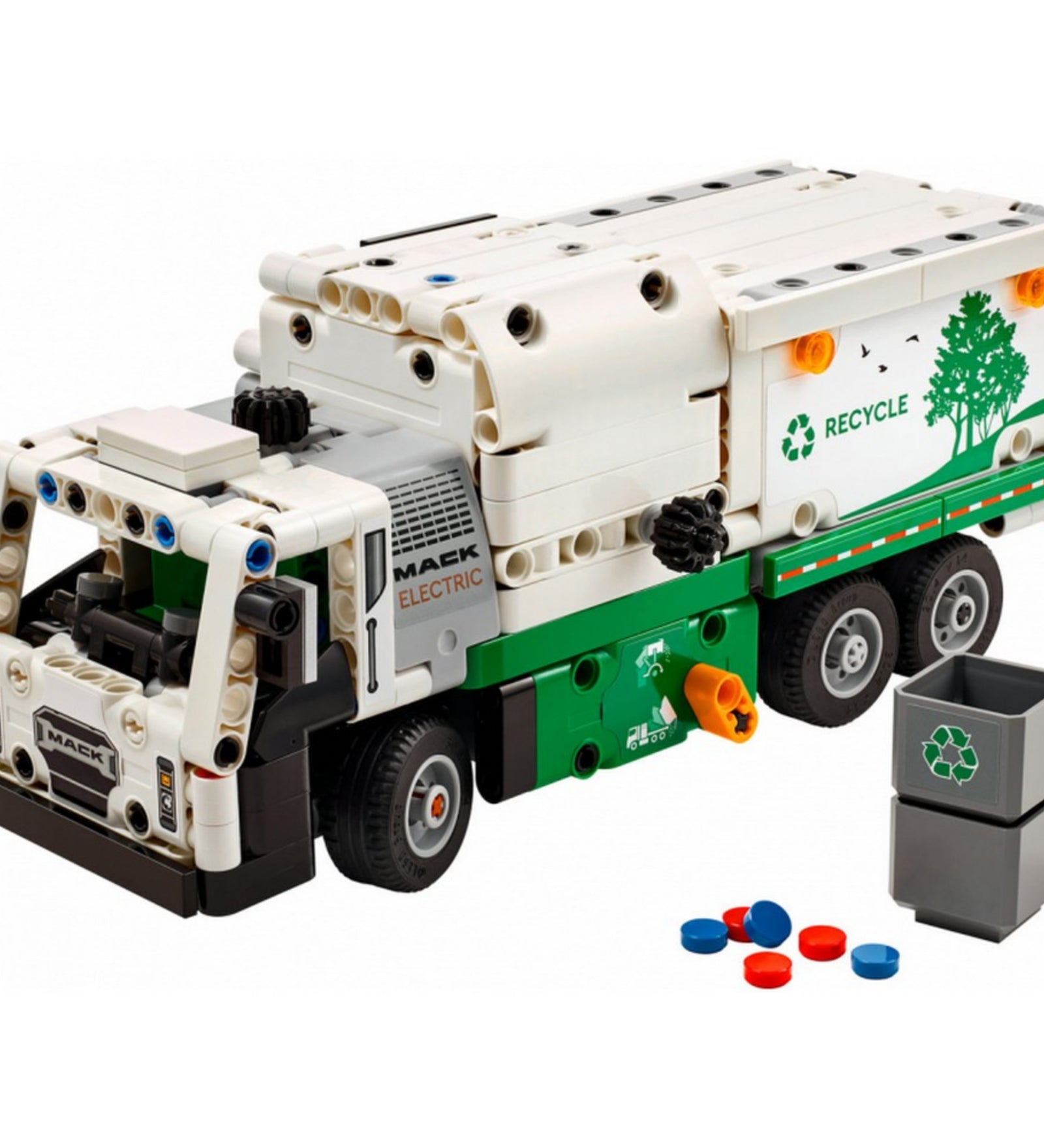 LEGO Technic Mack LR Electric kukásautó 42167 modell összerakva, mellékelt szemetes kukával és piros-kék korongokkal, részletes zöld-fehér színvilágban és újrahasznosítási mintával.