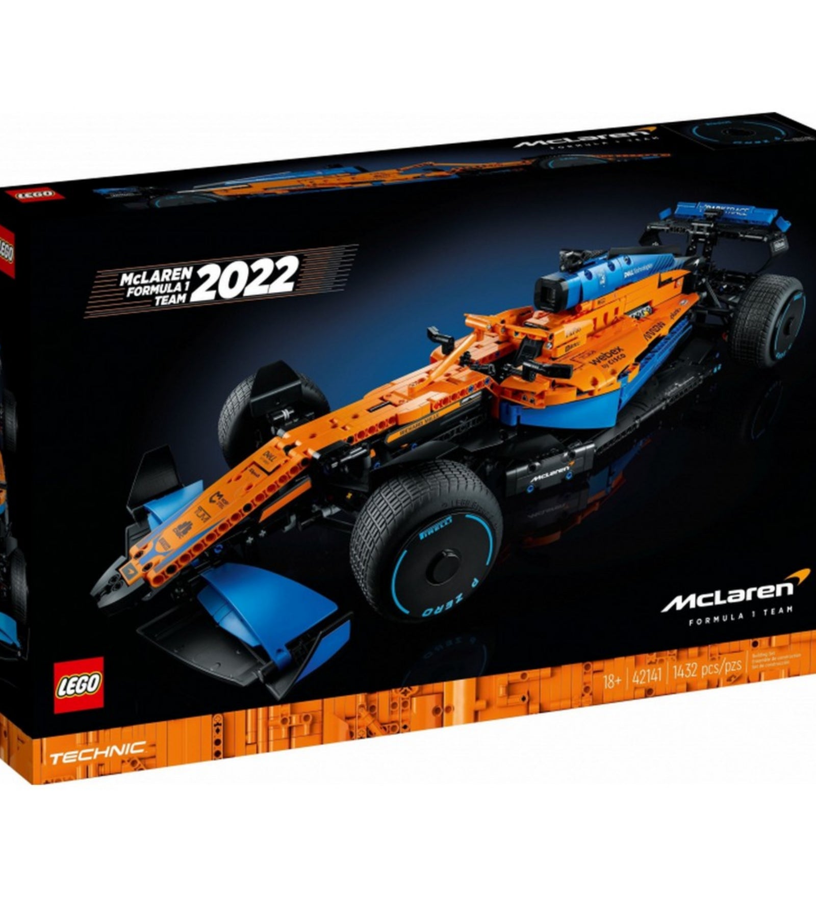 A LEGO Technic McLaren Formula 1 versenyautó (42141) doboza – A sötét háttéren feltűnően látszik a narancssárga–kék versenyautó, a dobozon a 2022-es év és a McLaren Formula 1 Team logója is szerepel.