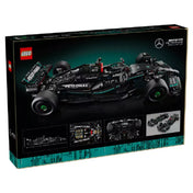 A LEGO Technic Mercedes-AMG F1 W14 E Performance doboz hátoldala, amely oldalnézeti képet, műszaki részleteket és a modell különböző funkcióit tartalmazó grafikákat mutat.