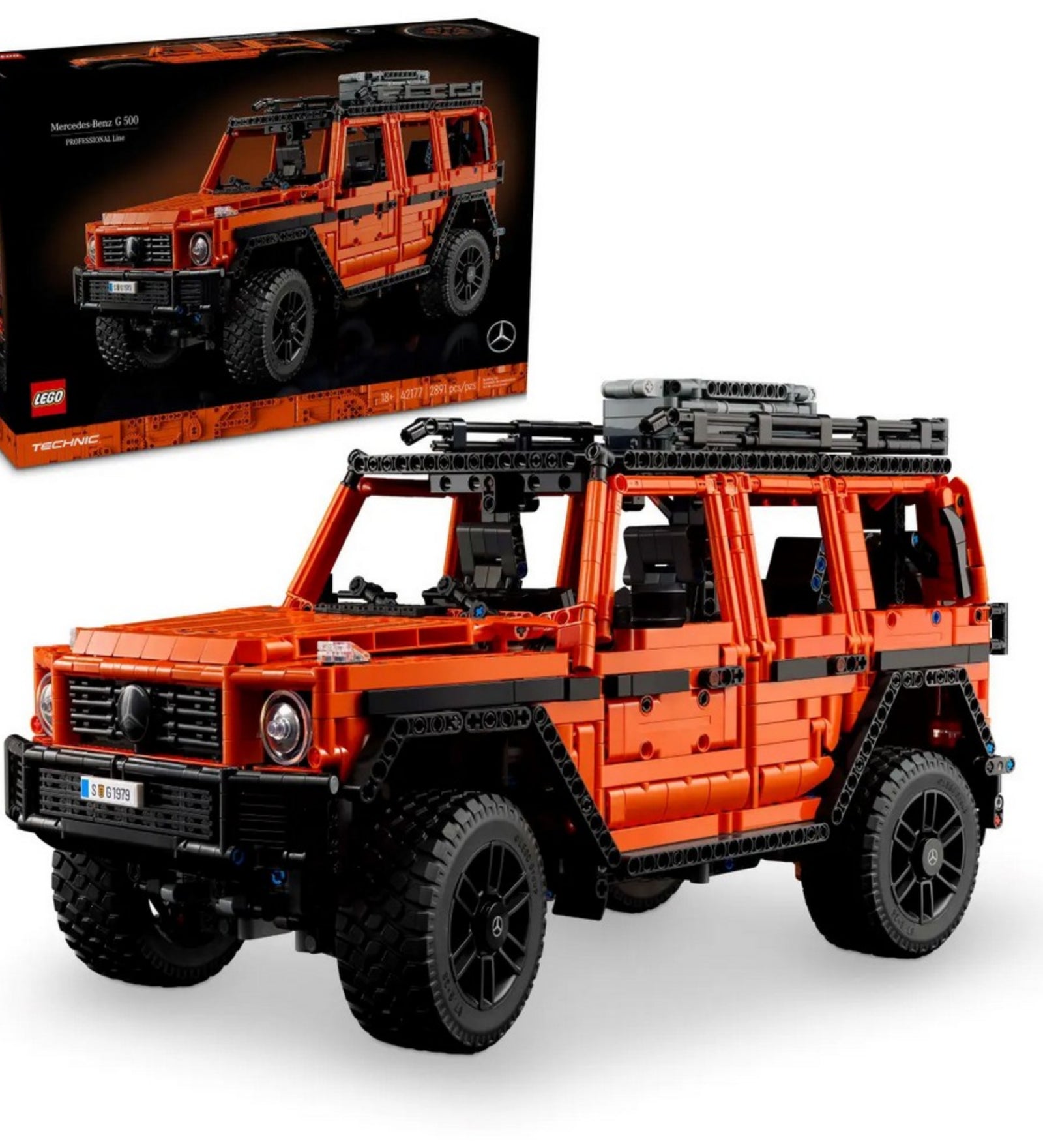 LEGO Technic Mercedes-Benz G 500 PROFESSIONAL Line összeszerelve a dobozával együtt, dobozon a készlet képe sötét háttérrel.