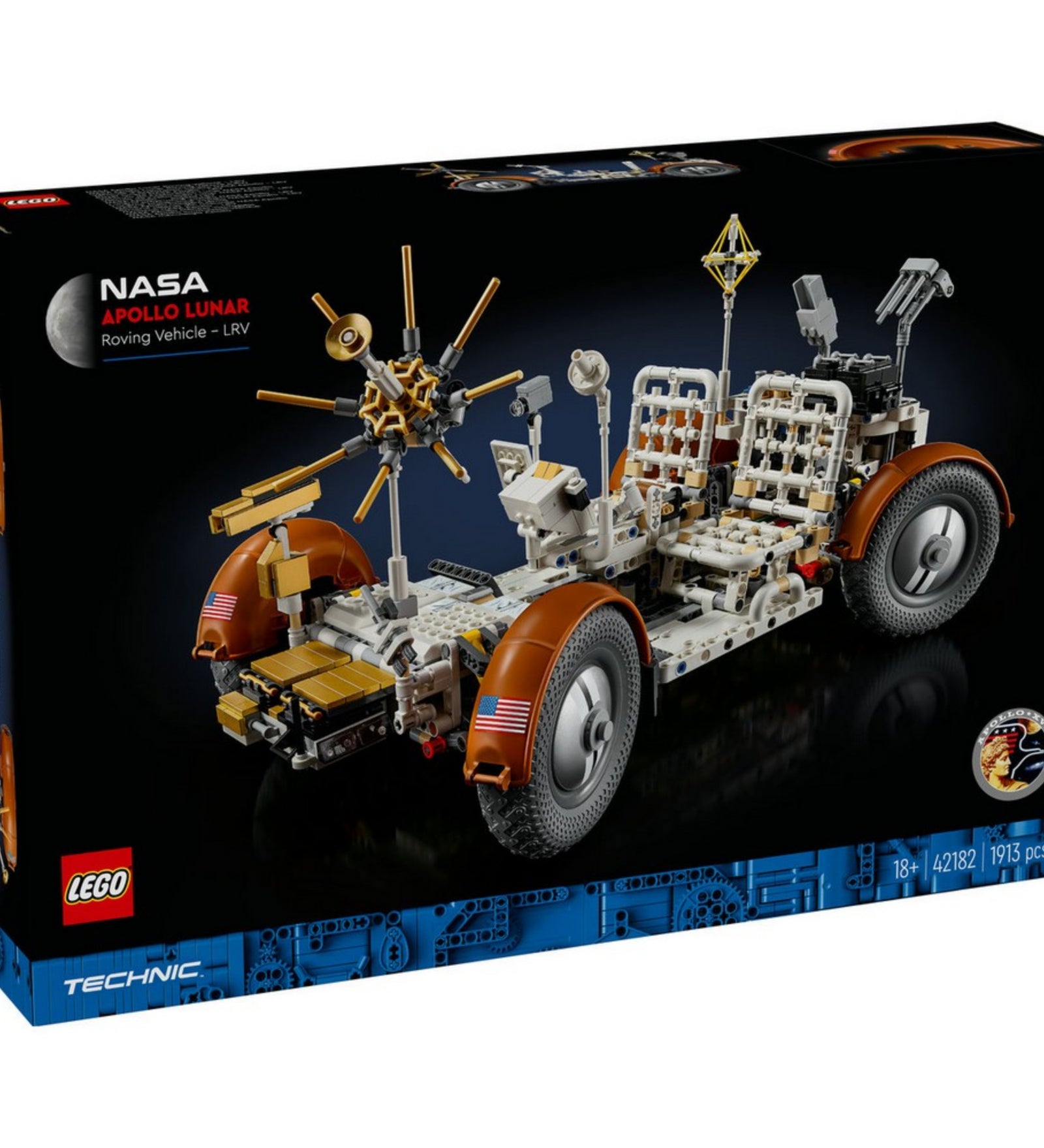 „LEGO Technic NASA Apollo holdjáró jármű (42182) termék doboza elölnézetből, fekete háttérrel, a jármű részletes modelljével és az amerikai zászlóval az oldalán.”