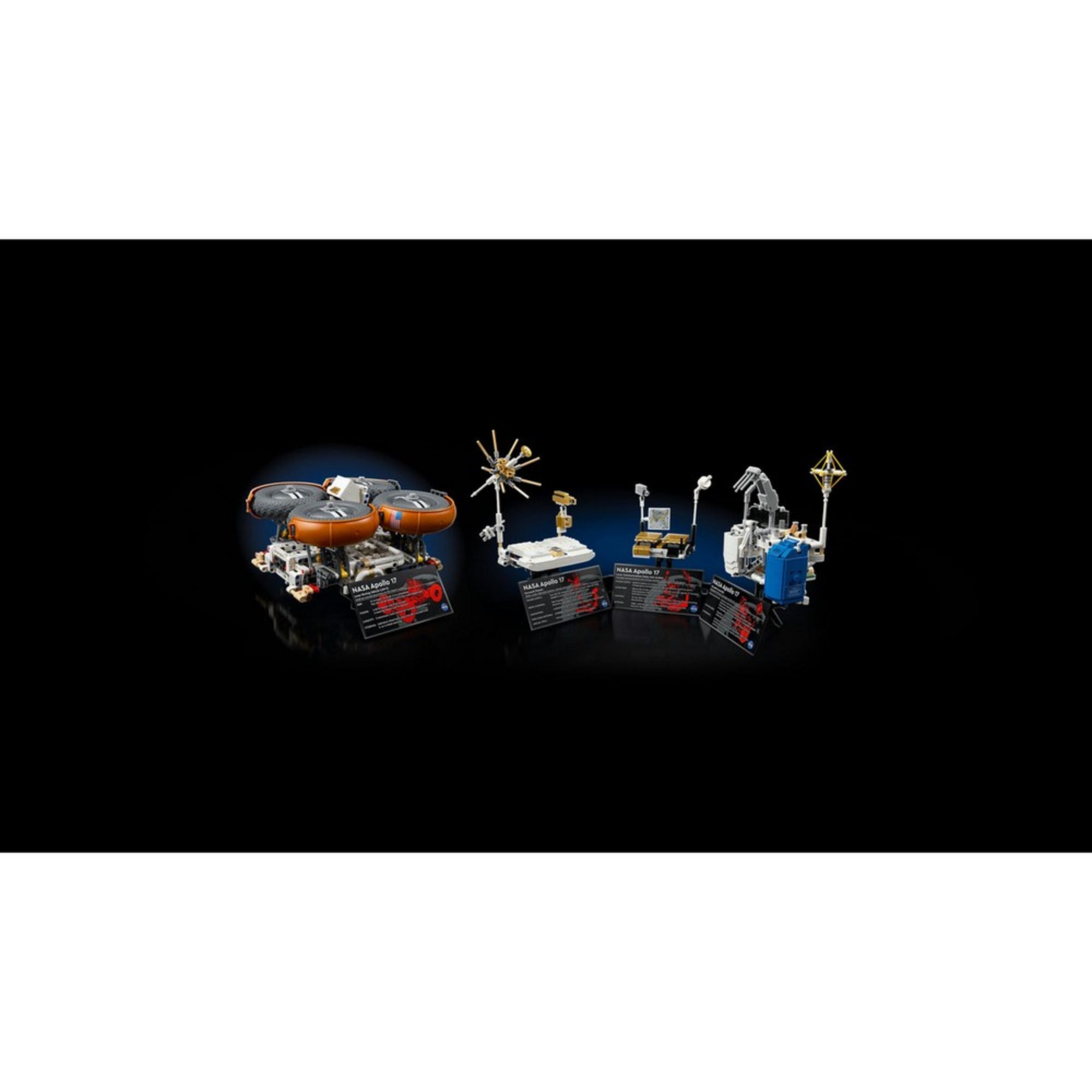 „LEGO Technic NASA Apollo holdjáró jármű (42182) kiegészítő elemei sötét háttérrel, köztük antenna, műszerek, ülőhelyek, és információs táblák több elemhez elhelyezve.”