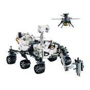 LEGO Technic NASA Mars Rover Perseverance 42158 modell a teljes drónos kiegészítővel, a kerekek és karok mozgatható elemei, valamint az Ingenuity helikopter is látható a kép jobb felső sarkában.
