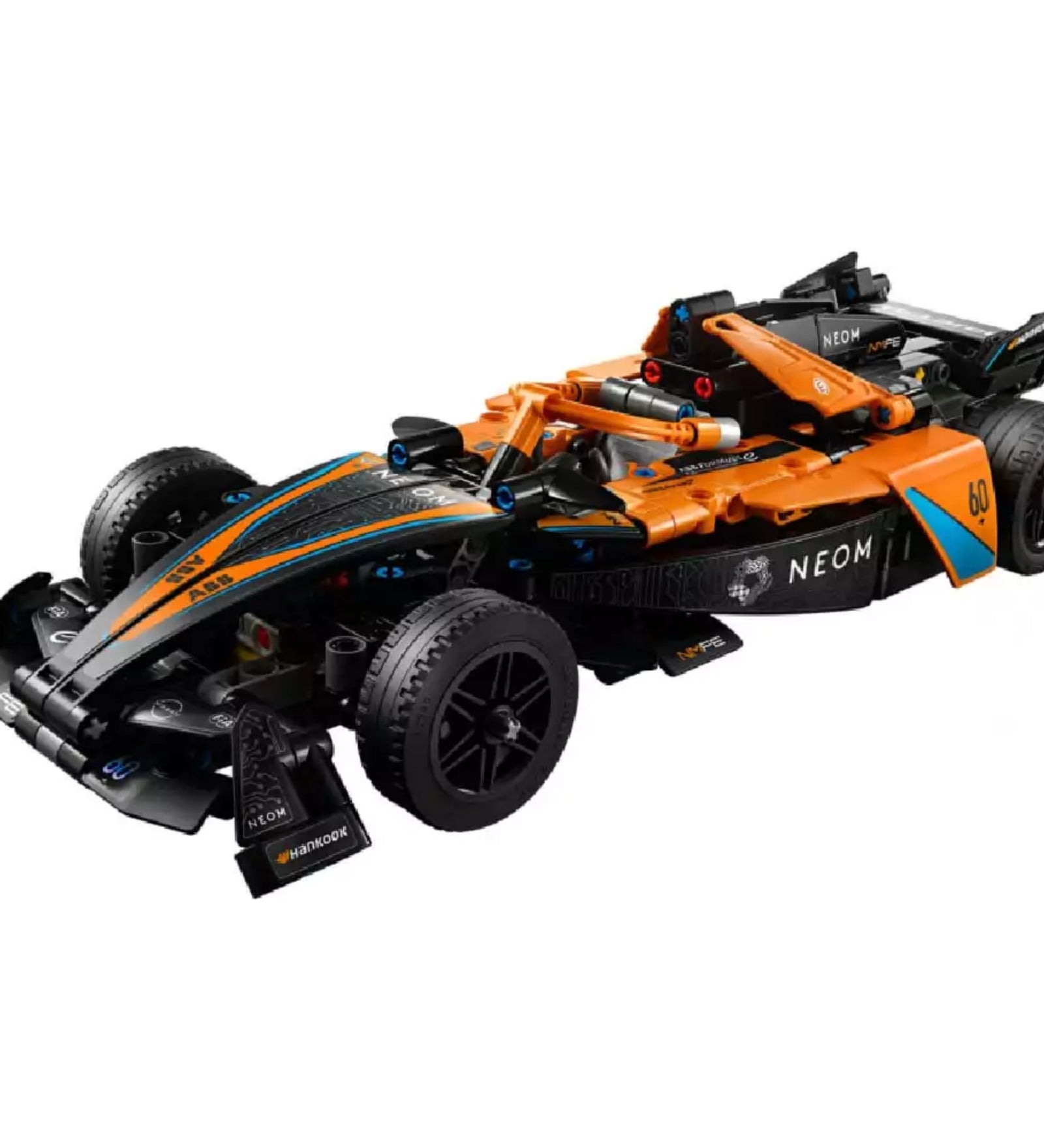 LEGO Technic NEOM McLaren Formula E Team 42169 összeépítve – az elegáns fekete-narancssárga színvilágú versenyautó elölnézete, versenymatricákkal és aerodinamikai elemekkel.