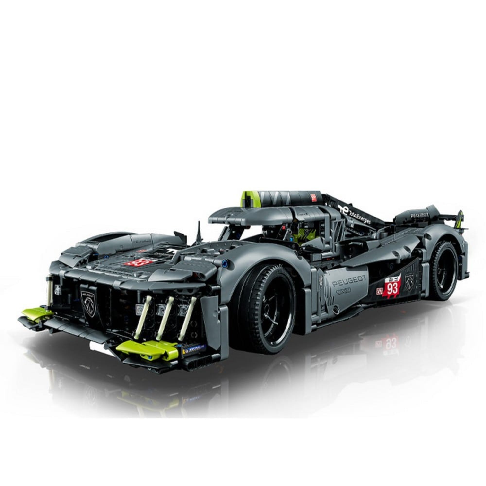 Egy részletesen megépített, szürke-zöld LEGO Technic PEUGEOT 9X8 24H Le Mans Hybrid Hypercar (42156) modell előről és oldalról félig szemből fényképezve, sportos vonalvezetéssel, nyitott vezetőfülkével és versenydekorációval.