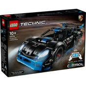 A LEGO Technic Porsche GT4 e-Performance (42176) doboza elölnézetből, rajta az autó versenypályán, világító fényszórókkal és Control+ logóval.