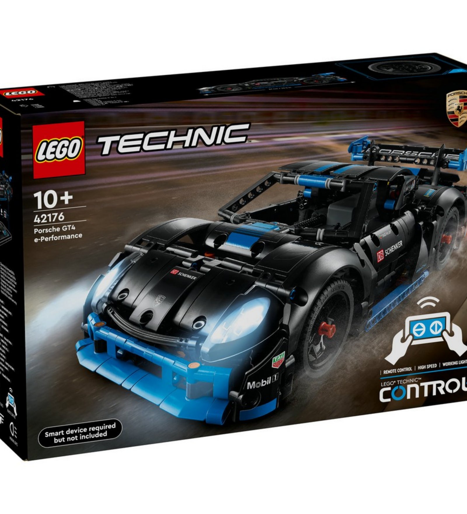 A LEGO Technic Porsche GT4 e-Performance (42176) doboza elölnézetből, rajta az autó versenypályán, világító fényszórókkal és Control+ logóval.