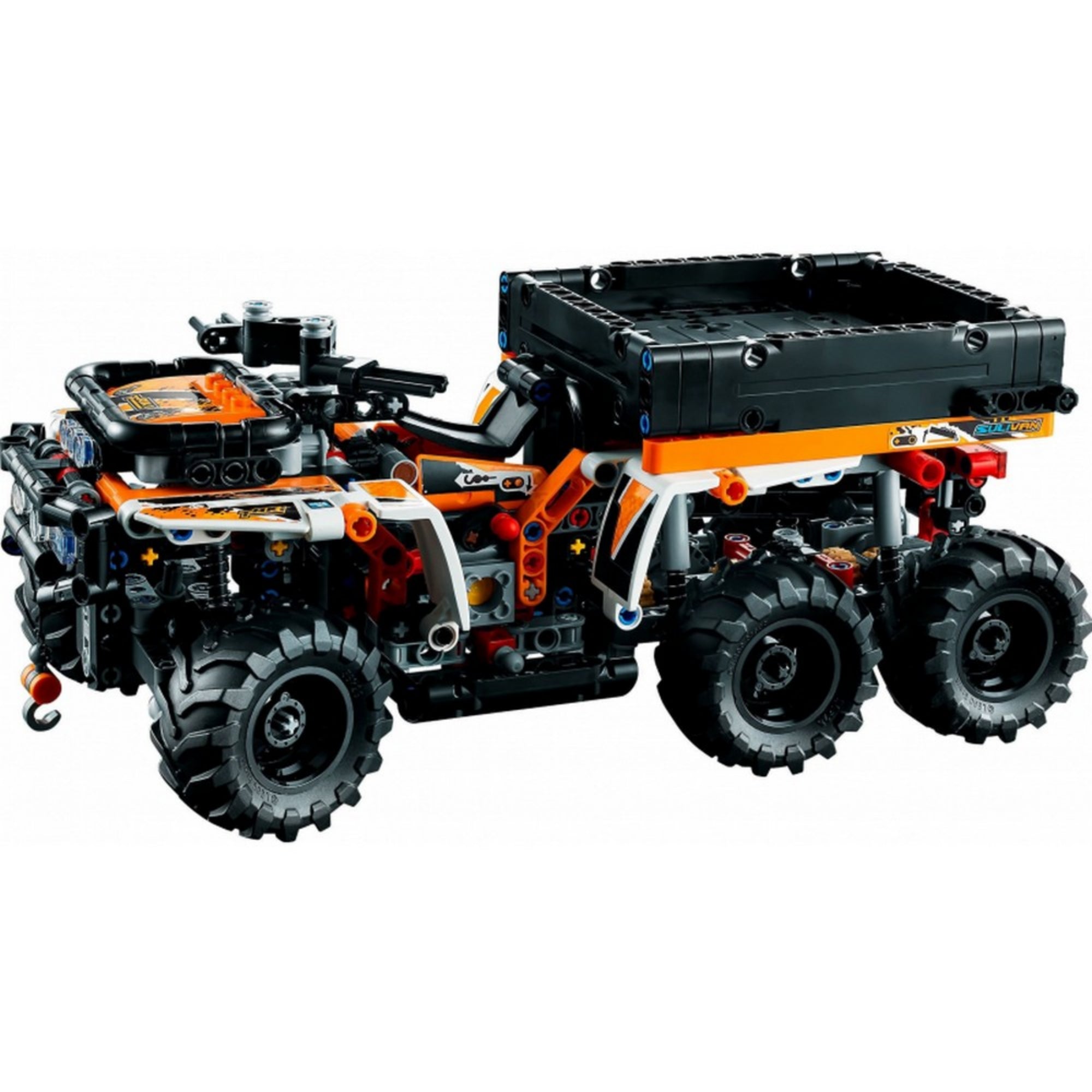 LEGO Technic Terepjáró (42139) oldalnézetből, teljes hosszban – a modell narancssárga, fekete és fehér színekben pompázik, jól kivehető a hatkerék-meghajtású kialakítás.