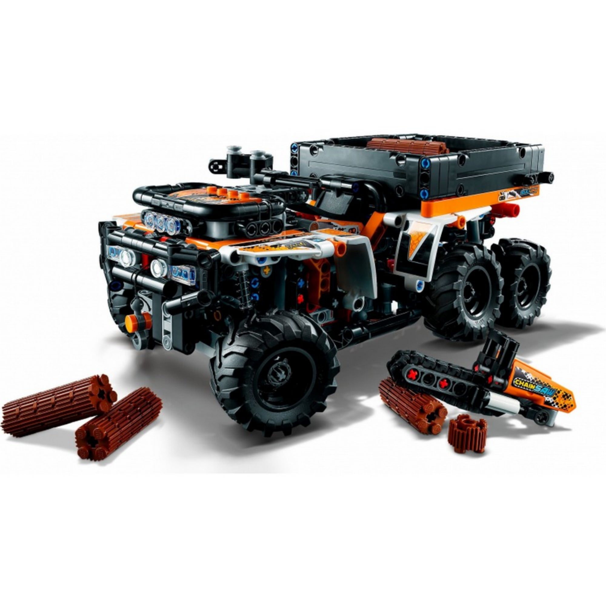 Az összeszerelt LEGO Technic Terepjáró (42139) modell láncfűrésszel és fahasábokkal – a kép a terepjárót előlnézetből ábrázolja, terepkiegészítőkkel.