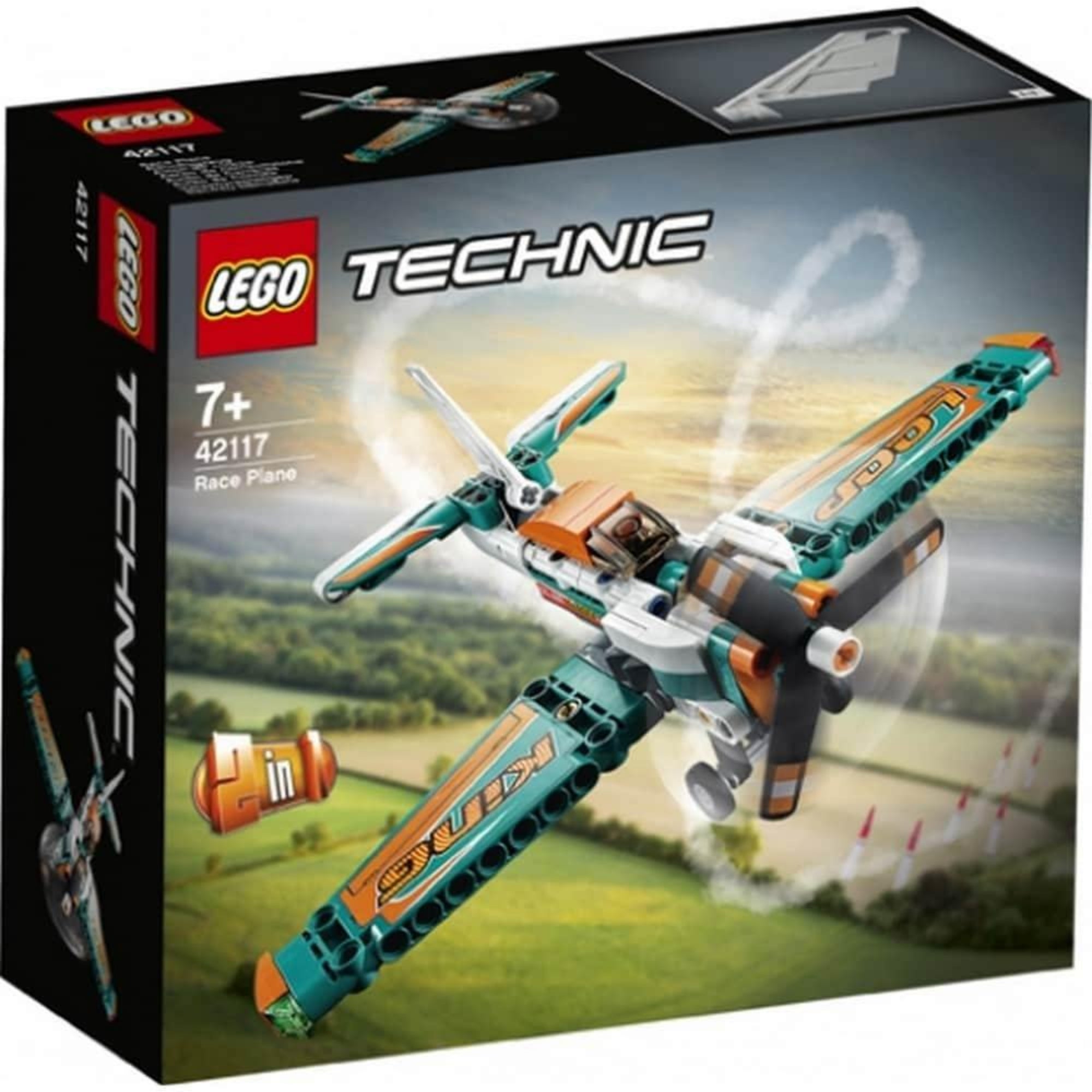 A LEGO Technic Versenyrepülőgép (42117) szett doboza, háttérben légi bemutatóval, amely a repülő dinamikáját és a „2 az 1-ben” funkciót emeli ki.