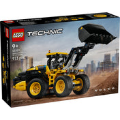  A LEGO Technic Volvo L120 Electric Wheel Loader (42209) doboza közelről, rajta a sárga-fekete markológép emelt rakodókanállal.