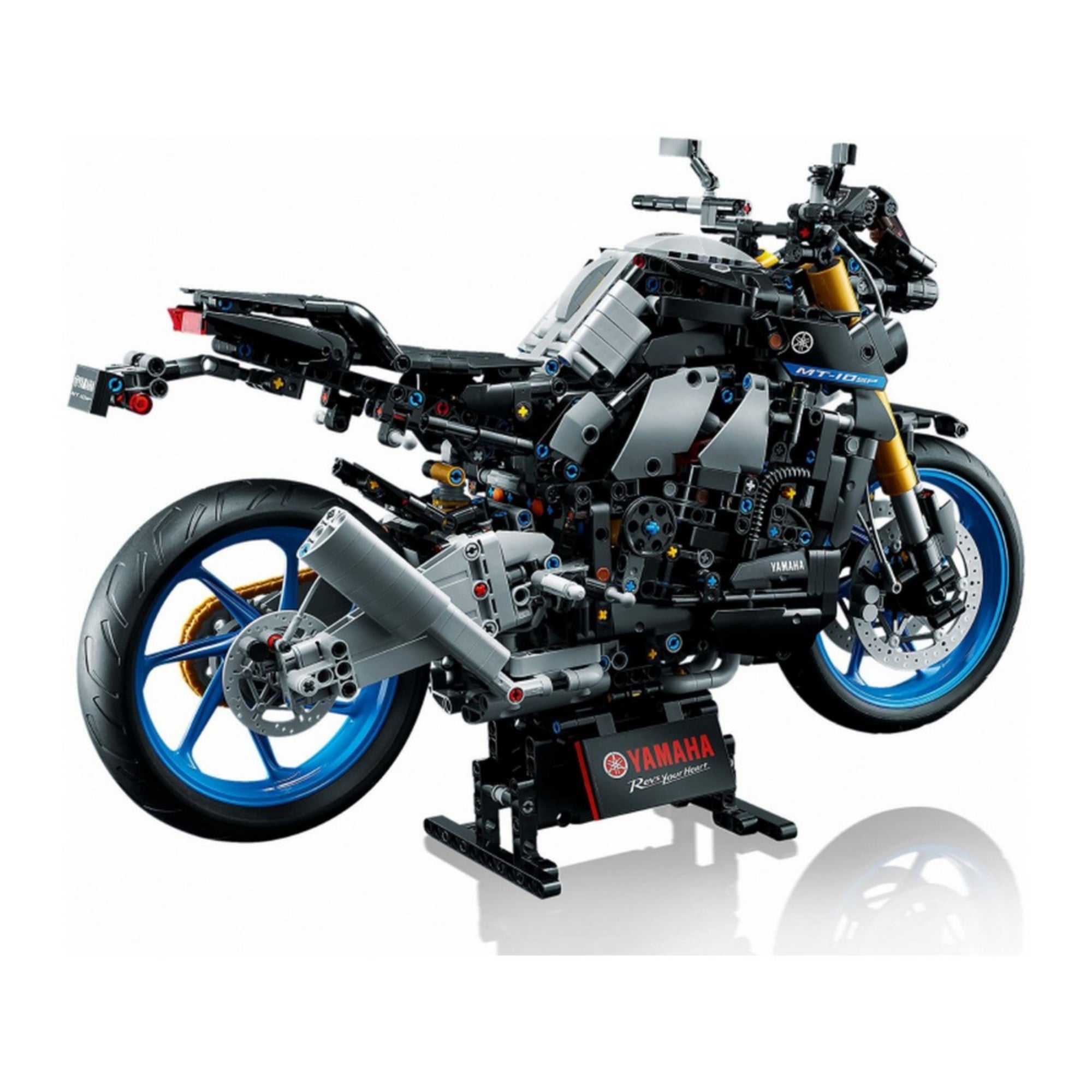 LEGO Technic Yamaha MT-10 SP 42159 motorkerékpár hátulnézetből, részletes kipufogórendszerrel, kék felnikkel és bemutató állvánnyal.