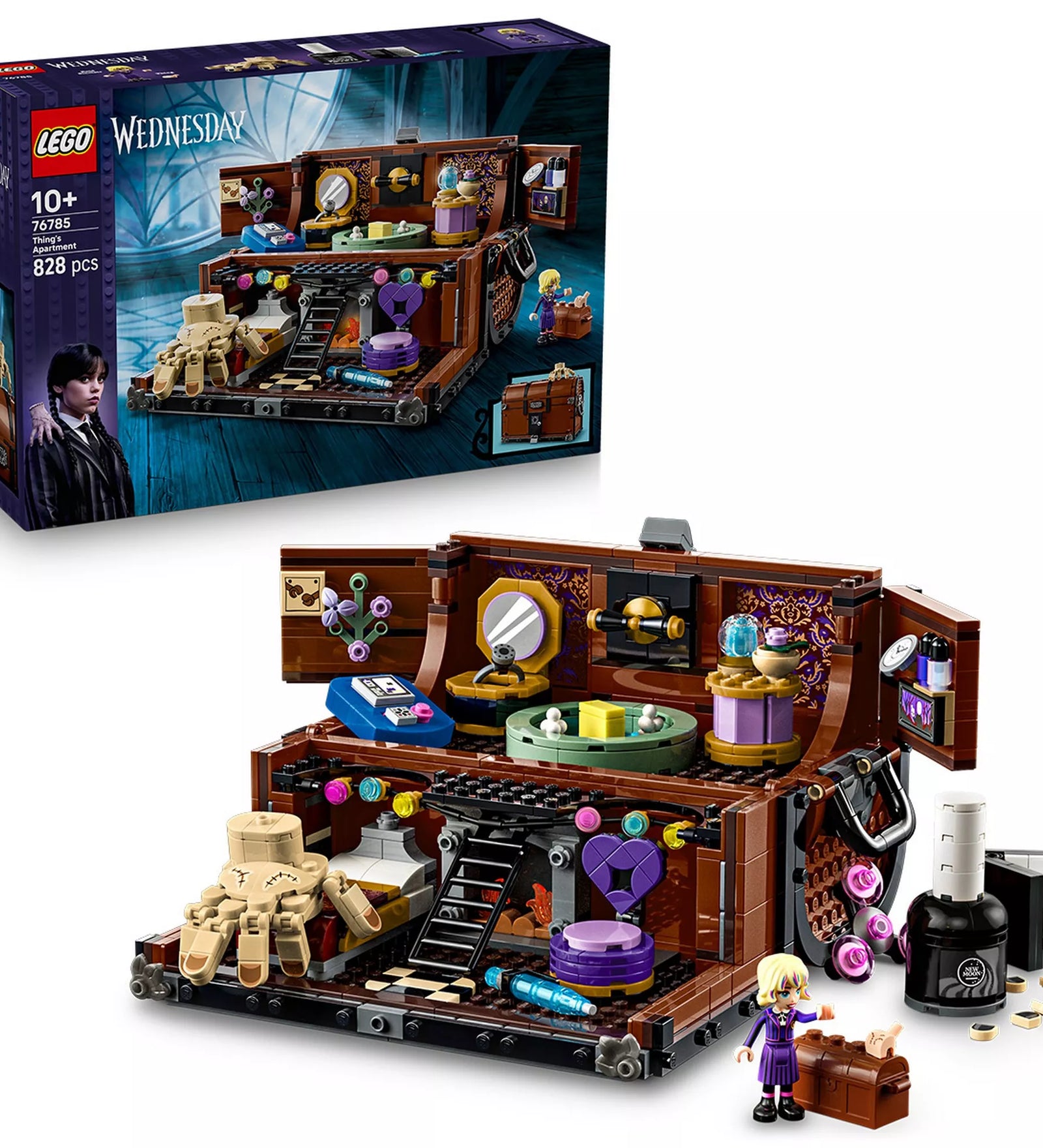 A LEGO Wednesday – Thing’s Apartment épített jelenete és a doboza együtt, bemutatva a lakószoba részleteit, a létrát, a kiegészítőket és a karaktereket.