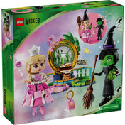 A doboz hátlapja, ahol Elphaba és Glinda különféle pózokban láthatók, valamint a díszített jelenet részletei is megfigyelhetők.