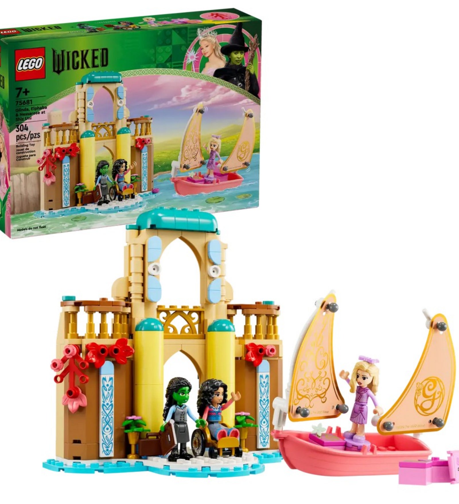 A LEGO Wicked: Glinda, Elphaba és Nessarose a Shiz Egyetemen (75681) doboza a háttérben, előtte a felépített kastély részlet, rózsaszín vitorlás hajó, valamint a három karakterfigura.