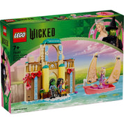 A LEGO Wicked 75681 készlet dobozának színes előlapja, rajta Glinda a vízen evező csónakban, míg Elphaba és Nessarose a Shiz Egyetem épületének bejáratánál látható.