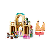 A LEGO Wicked 75681 készlet belső részlete: emeletes egyetemi épület kiegészítőkkel, rózsaszín vitorlás hajó, és a három karakter – Nessarose kerekesszékben, Glinda ajándékkal és Elphaba a tetőn.