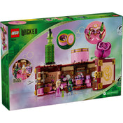 A LEGO Wicked Glinda és Elphaba kollégiumi szobája (75683) doboz hátoldala, a nyitható bőrönd formájú szobával, valamint a készlet funkcióit bemutató körképekkel.