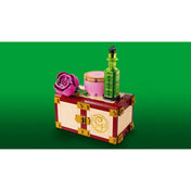 LEGO Wicked Glinda és Elphaba kollégiumi szobája (75683) becsukott állapotban: egy részletesen kidolgozott rózsaszín és bordó kincsesláda alakú építmény virággal, fiolával és dobozzal a tetején.