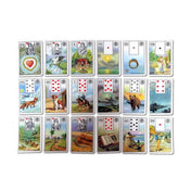 A képen a Mlle Lenormand jóskártyacsomag néhány lapja látható, összesen 24 darab kártya, gyönyörűen illusztrált jelenetekkel. Minden kártyán egy-egy szimbólum található – például szív, gyűrű, medve, ló, kutya vagy könyv –, amelyek különféle életeseményeket, érzelmi állapotokat vagy személyeket jelképeznek. A lapokon klasszikus francia kártyajelölések (pl. treff, kör, káró) is láthatók, valamint a sarkukban egy-egy szám. 