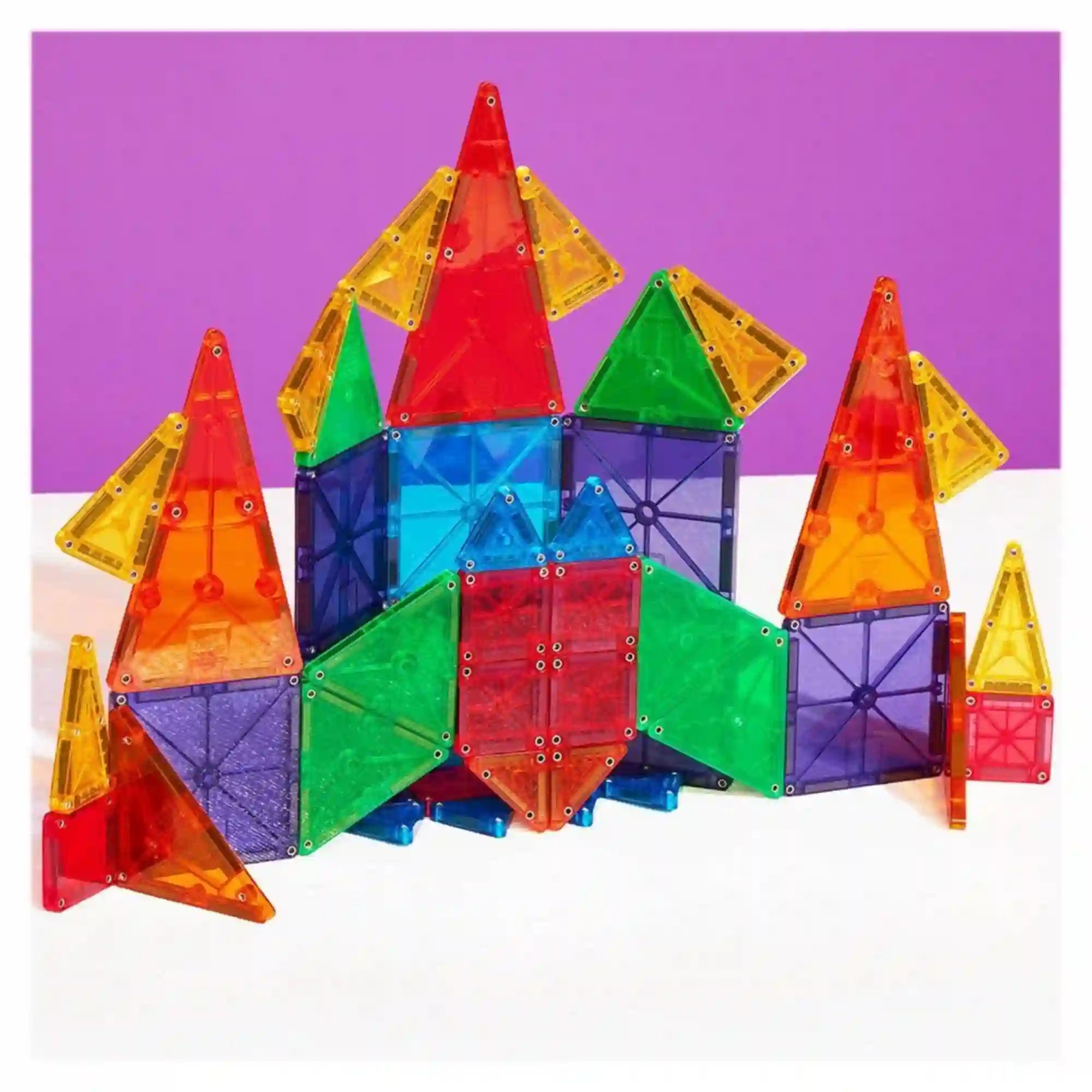 MAGNA-TILES Combo microMAGS 46 darabos építőkészlet piros, sárga, zöld, kék és lila mágneses elemeiből épített, többtornyos kastély lila háttér előtt.